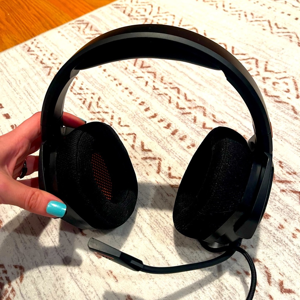 BARELY USED NUBWO GAMING HEADSET